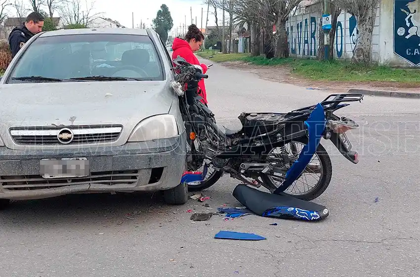 Choque entre auto y moto: trasladan a un joven de 19 años al HIGA