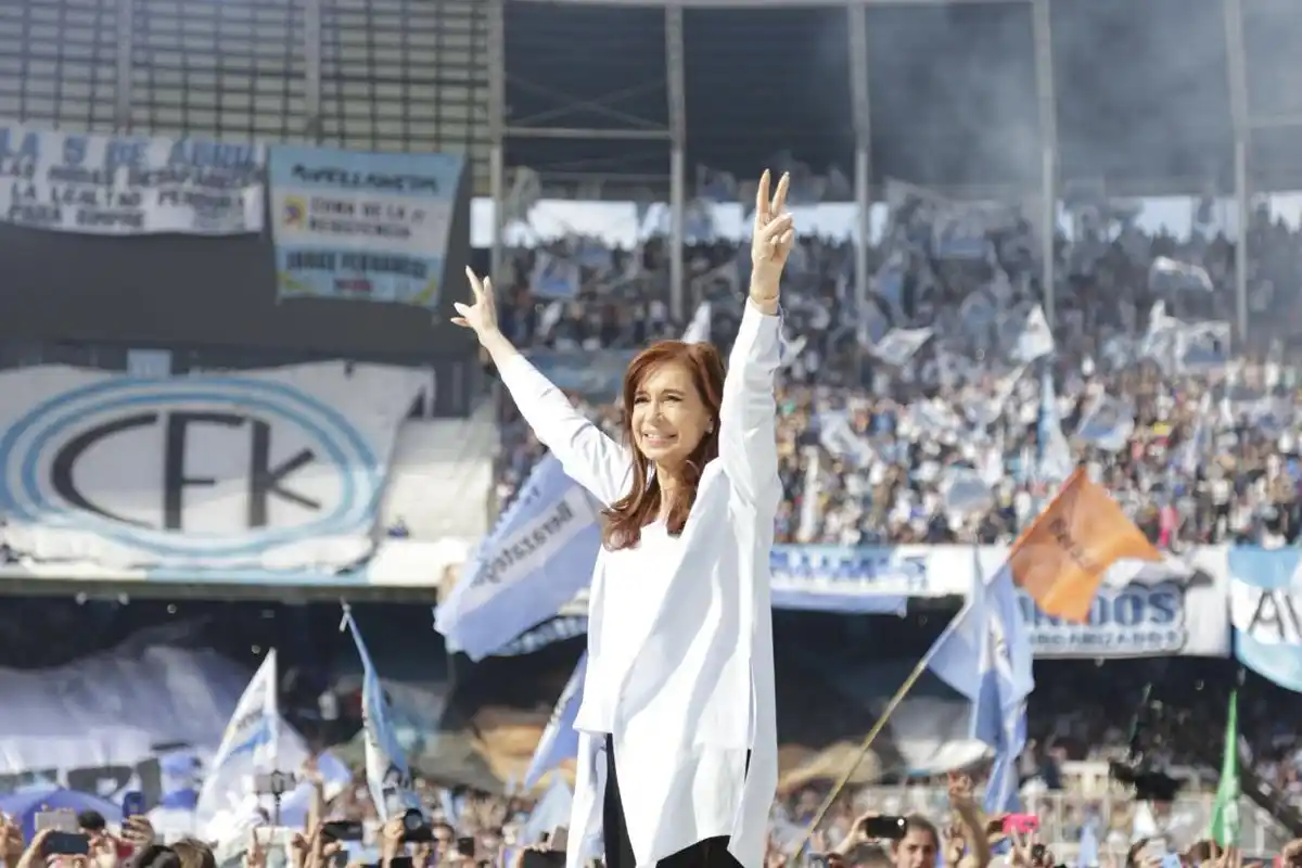 Cierre de Cristina en Racing: "Ser peronista hoy es decir: Basta ya Macri con tanta malaria para el pueblo"