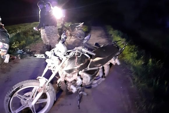 Chocaron dos motos de frente en un callejón rural