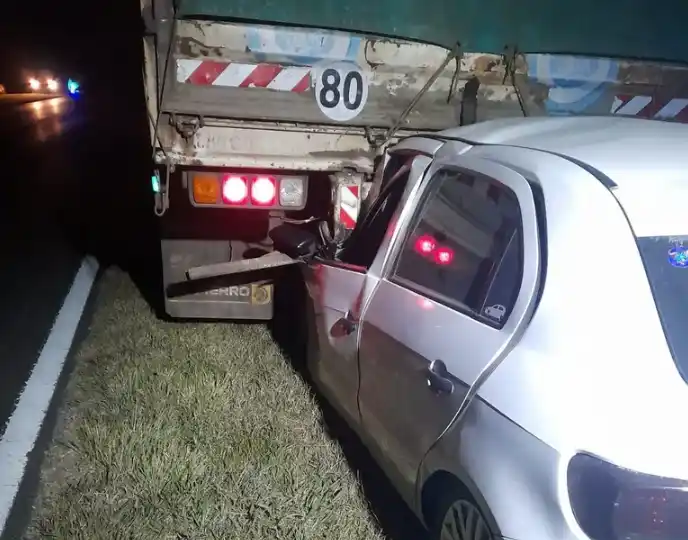 Un conductor murió al incrustarse con su auto contra el acoplado de un camión: fue identificado