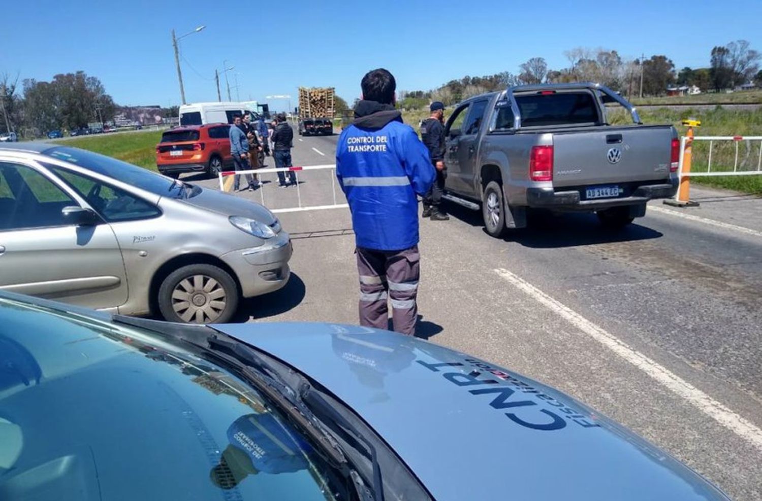 Entre una combi y taxis quisieron evadir los controles: los retuvieron en Las Armas