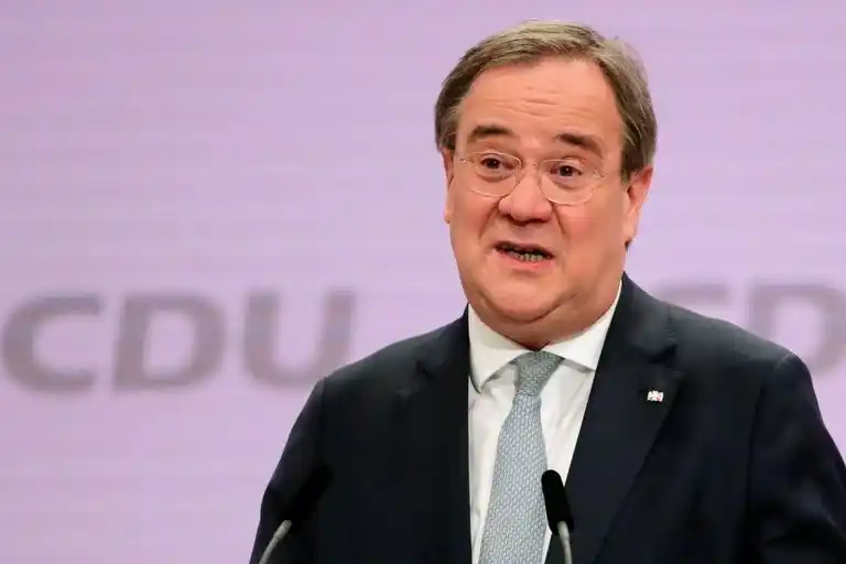 Duelo de candidatos para suceder a Angela Merkel