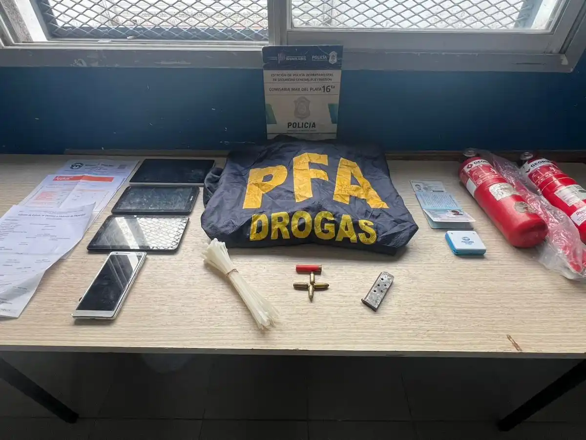 Se hallaron cuatro municiones calibre 9 mm sin detonar, un cartucho de escopeta posta de guerra y un cargador vacío calibre 22.