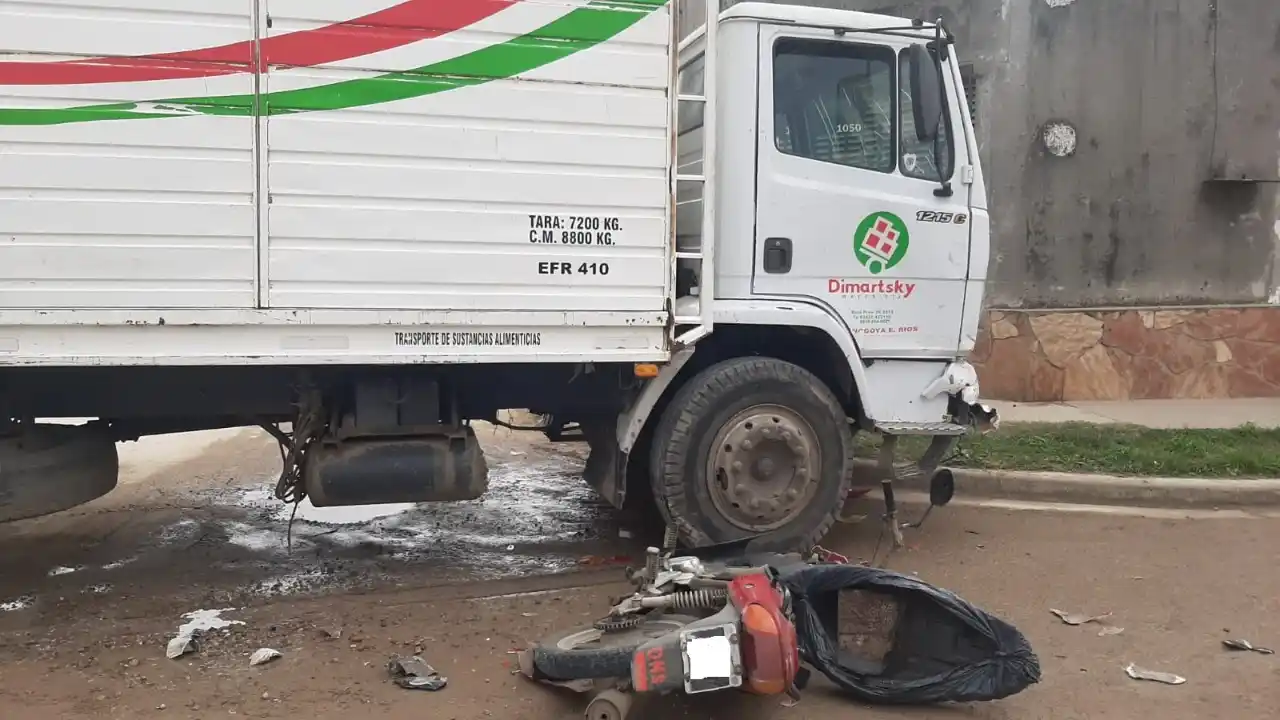 Motociclista lesionado al chocar con un camión