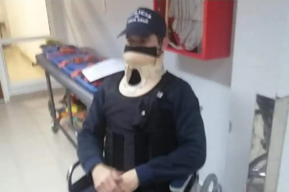 Un oficial de policía también fue agredido