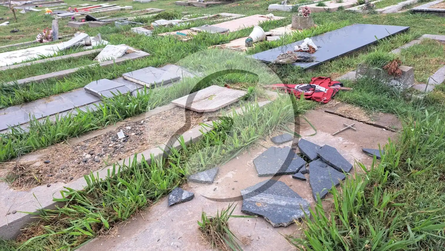 cementerio tumbas rotas
