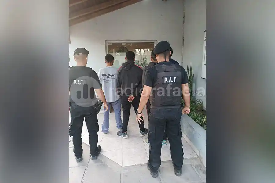 Cuatro personas estaban en un predio en actitud sospechosa y terminaron demorados porque uno tenía pedido de paradero