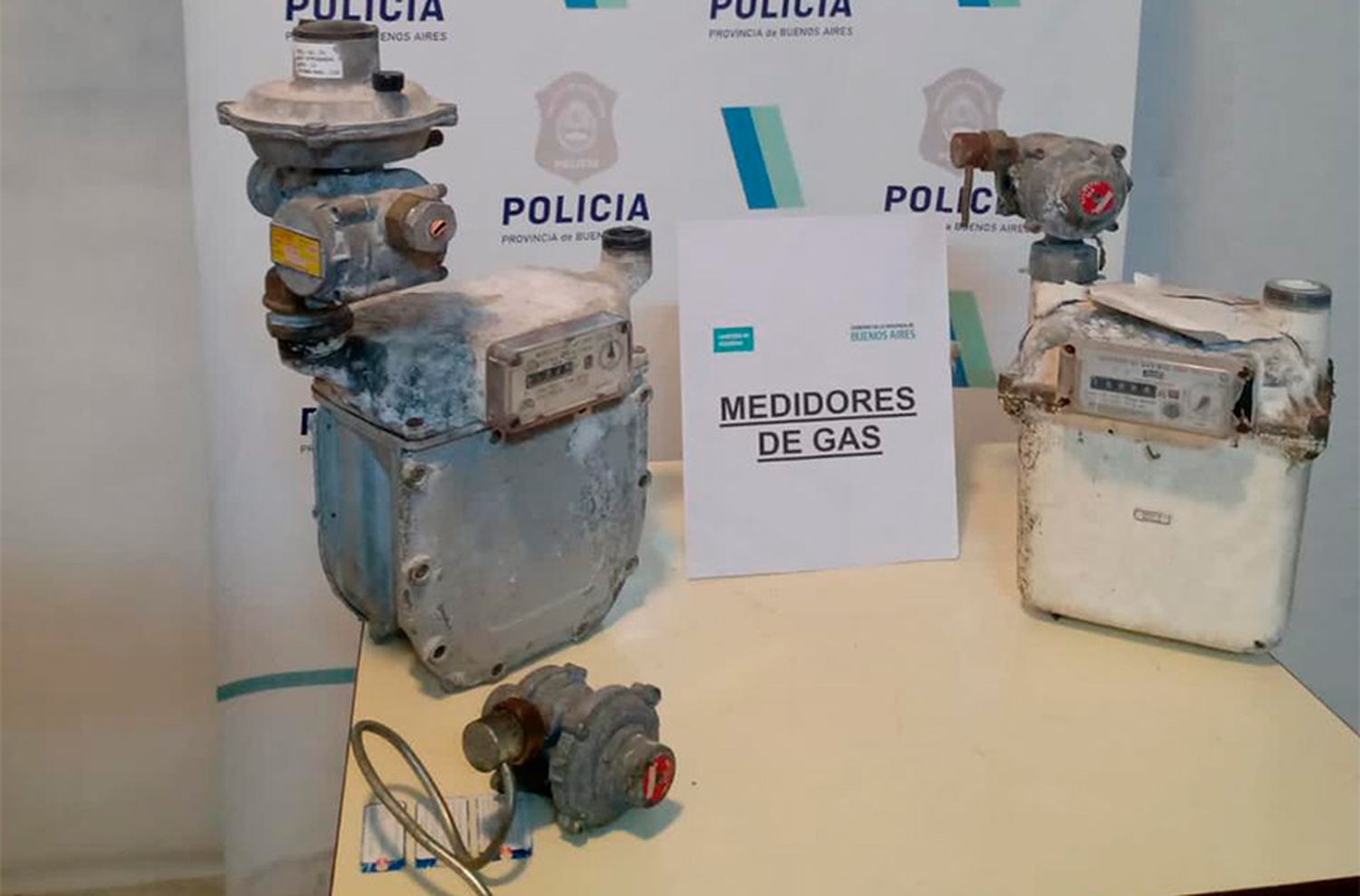 Caminaba con dos medidores de gas en la mano: los había robado de una casa en San Carlos