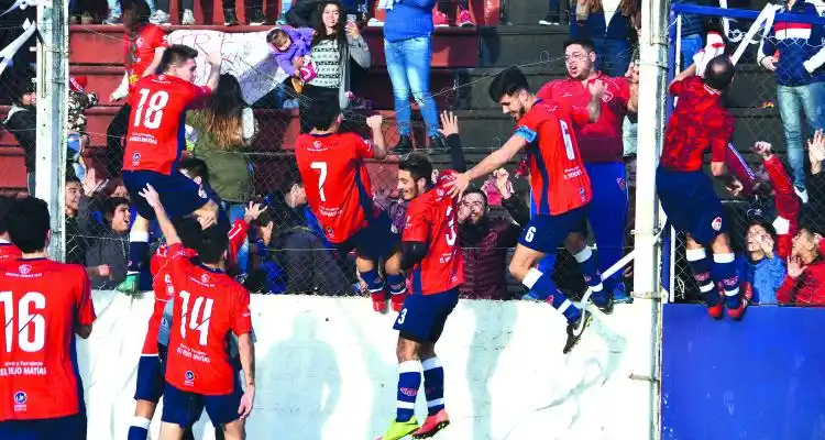Dos finales después, Mitre gritó campeón