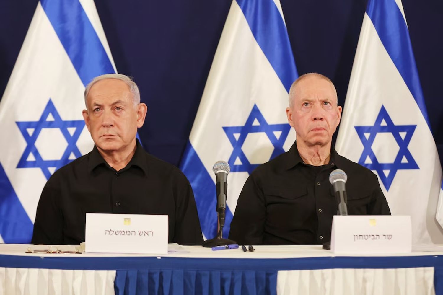 Benjamin Netanyahu y el ministro de Defensa, Yoav Gallant, durante una conferencia de prensa en la base militar de Kirya.