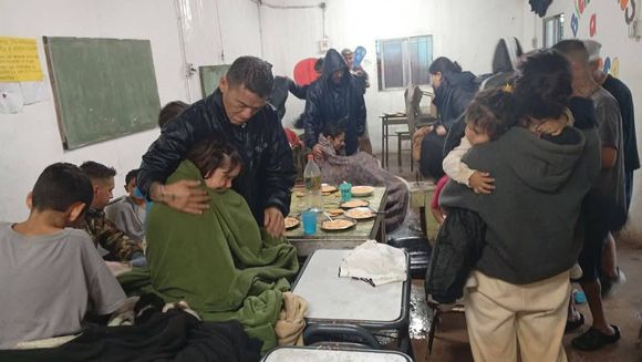 "La situación es crítica": el drama en Zárate y Campana en medio de las inundaciones por las lluvias que no dan tregua
