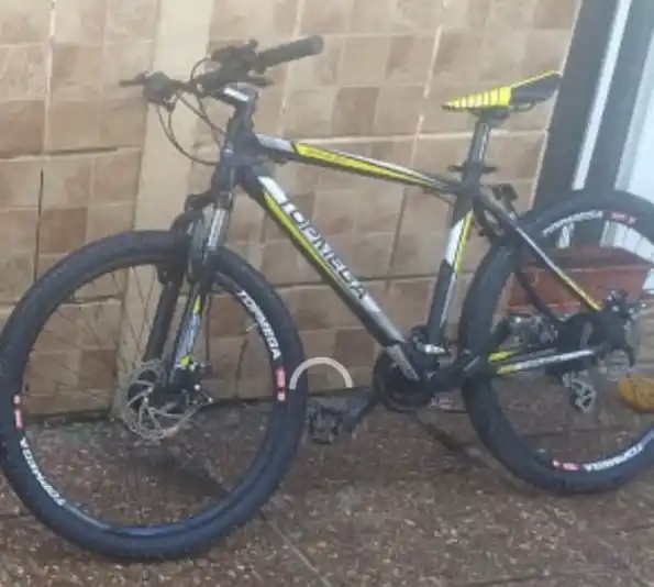 La bicicleta es marca Top Mega rodado 26, con frenos a disco y suspensión 