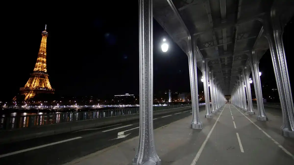 Un fotógrafo murió de hipotermia en París. Estuvo nueve horas tirado en la calle sin que nadie lo notara