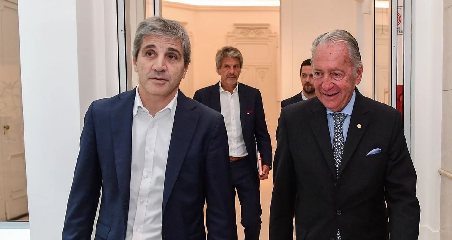 El ministro de Economía, Luis Caputo, se reunió con autoridades de la Unión Industrial Argentina (UIA), encabezadas por Daniel Funes de Rioja, para detallar el plan económico del gobierno.