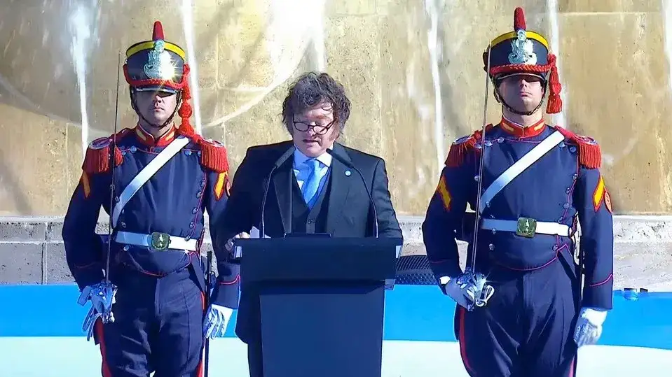 Milei respaldó a Adorni en el Día de la Bandera y reivindicó a Belgrano como el "primer intelectual liberal económico"
