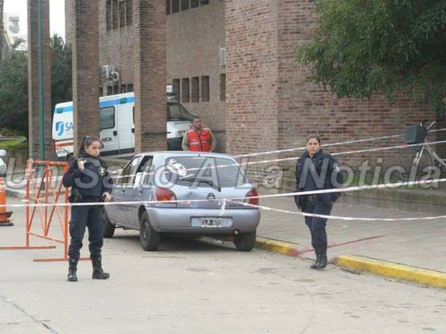 Salto: Una joven sacó la cabeza por la ventanilla y un camión la embistió