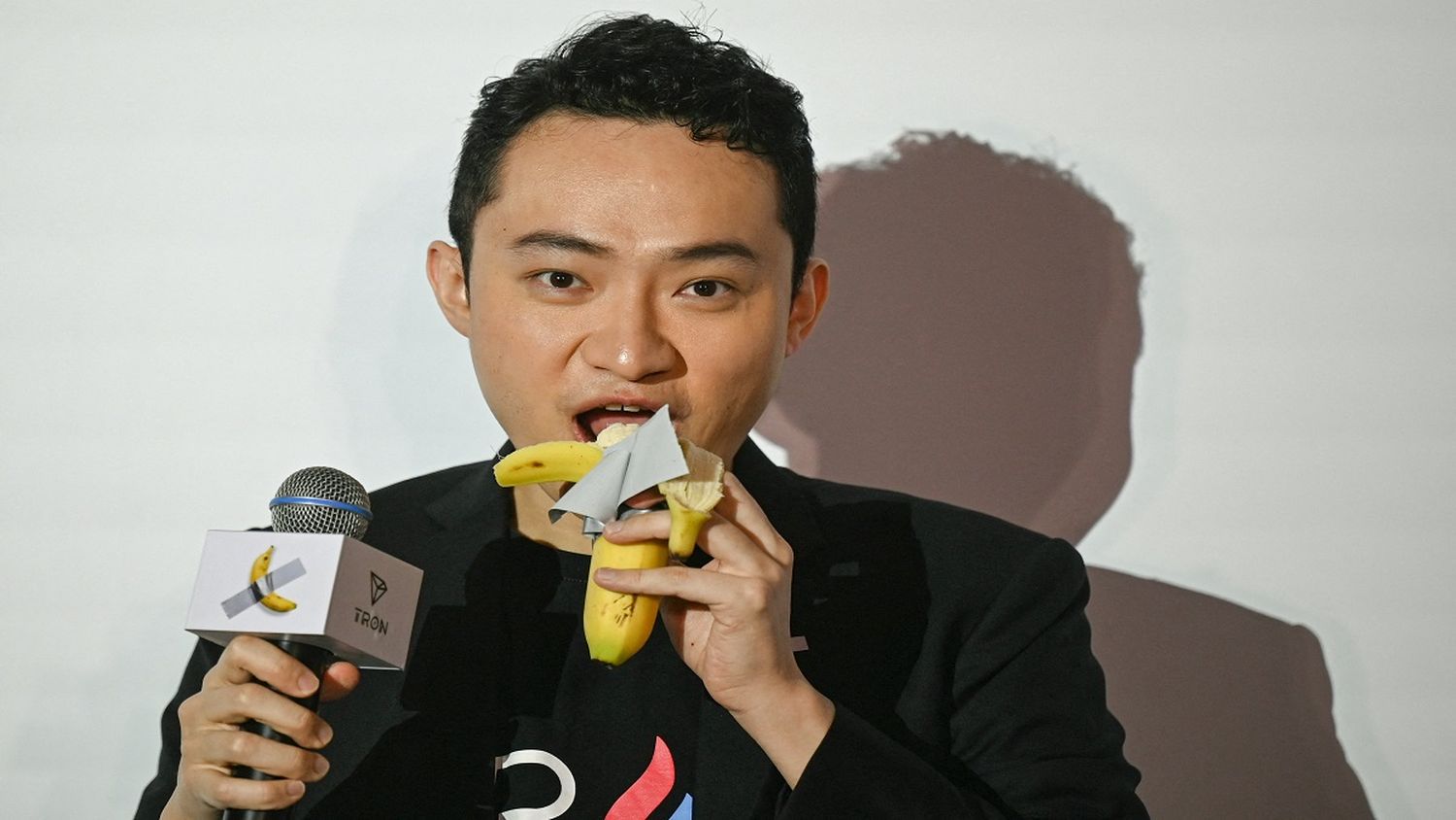 ¡ESTE hombre y sus excentricidades! Se comió la «banana pegada a la pared» por la que pagó $6,2 millones