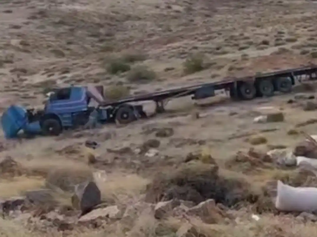 La carga de fardos, avena y maíz quedó desparramada por toda la zona.