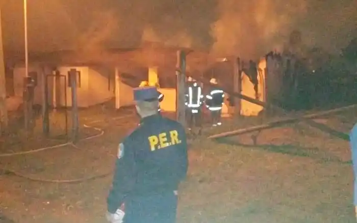 Un gran incendio provocó  pérdidas totales en la  casa de un policía
