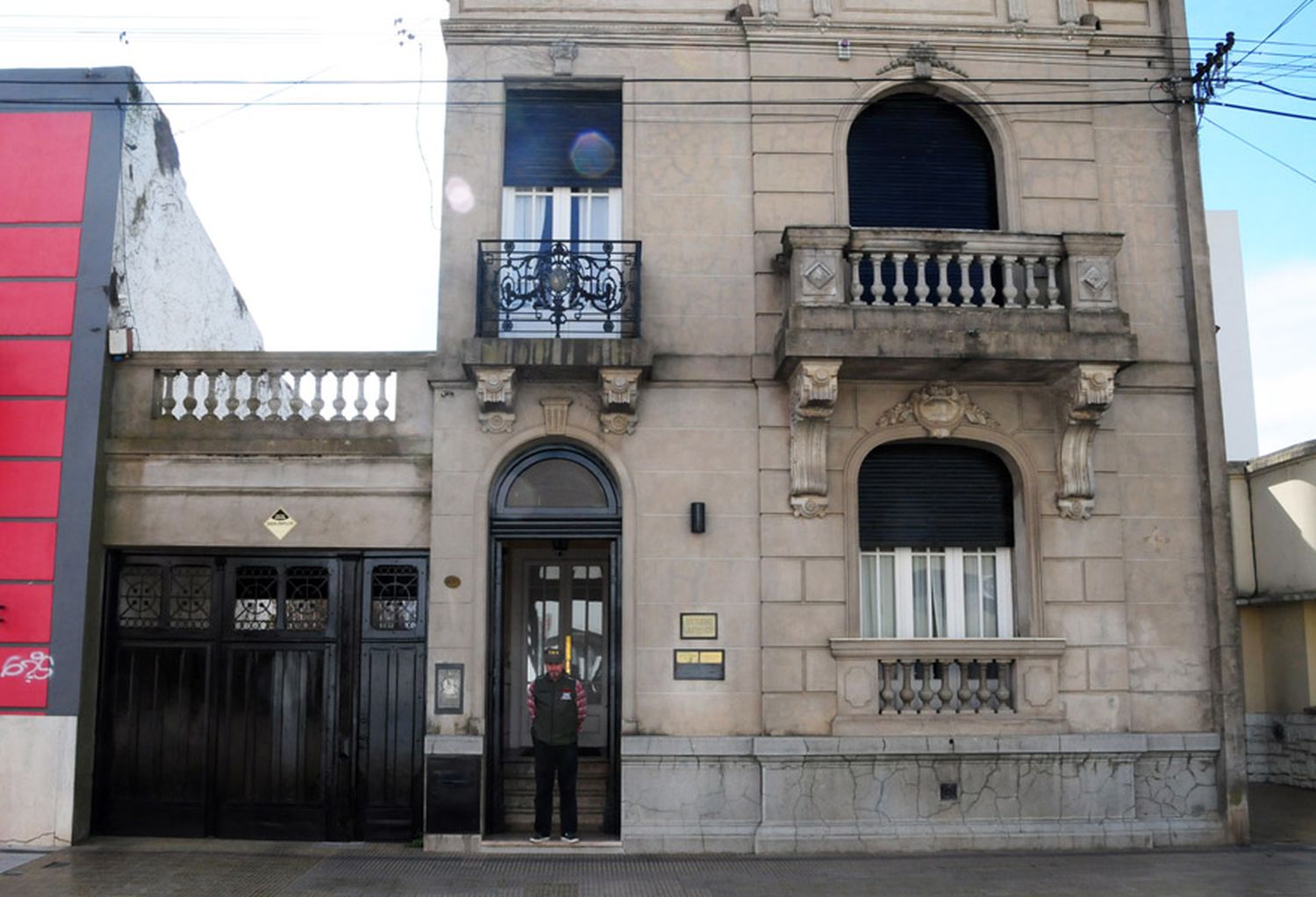 Allanaron un estudio jurídico de Alem al 400