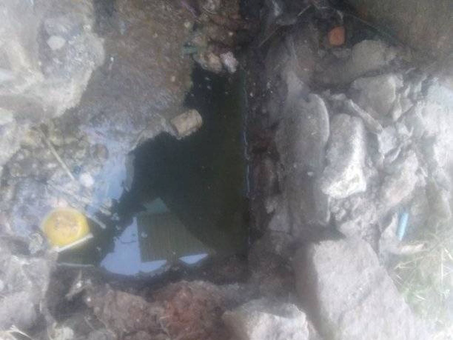 Cloacas tapadas en barrio 1° de Mayo: están atoradas hace tres semanas