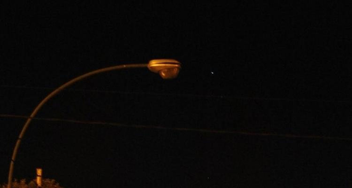 Vecinos de El Amanecer reclaman que están sin luz en la calle desde el viernes