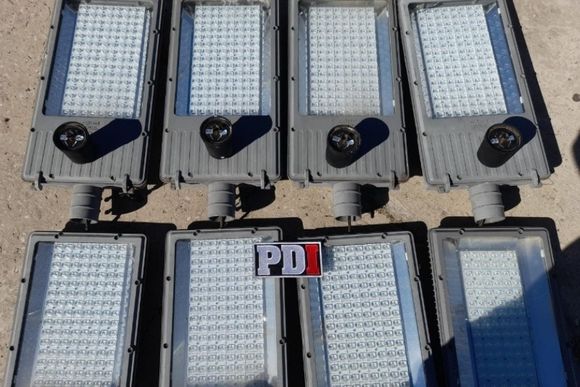 La policía recuperó lámparas led robadas del alumbrado público que estaban siendo usadas en un predio deportivo