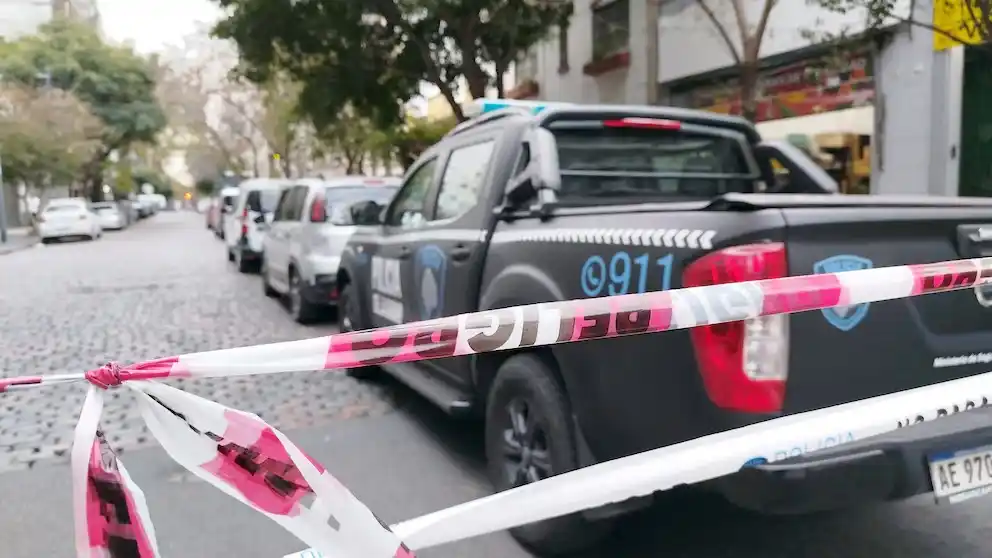 La Policía en la cuadra de Aguirre al 200, donde ocurrió la tragedia (Fotos: Gustavo Gavotti)