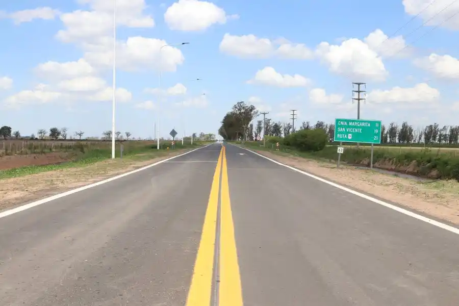 Los trabajos contemplaron la ejecución de obras básicas, obras de arte menores y carpeta de rodamiento, incluyendo una construcción de una rotonda en la intersección de las rutas provinciales N° 13 y N° 48-s.