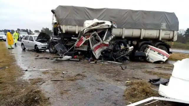 Choque entre dos camiones y un auto en la autopista Santa Fe – Rosario