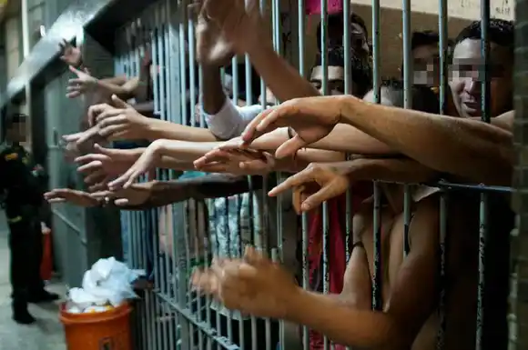 ¡AL AMOTINARSE! 3.000 presos SUFRIENDO SED en Colombia