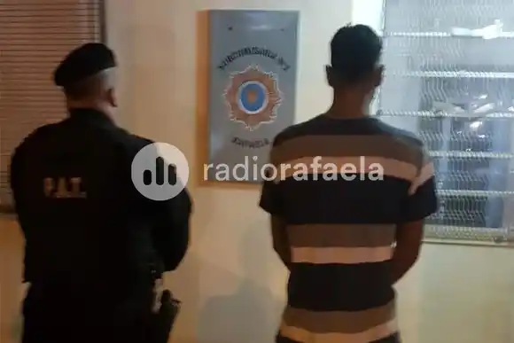 Caminaba por la calle con un bolso lleno de ladrillos