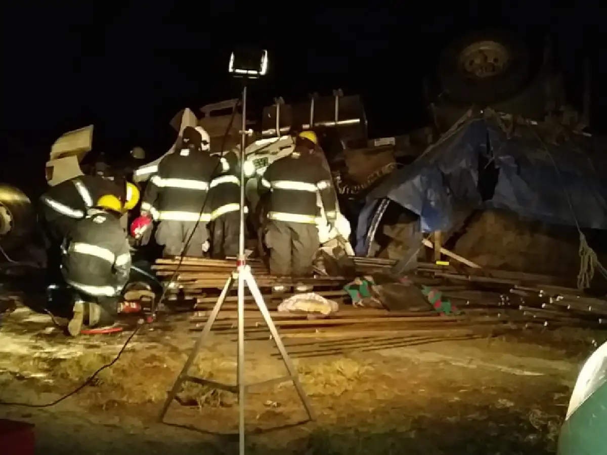 Un pozo causó el vuelco fatal de un camión en la ruta 158 