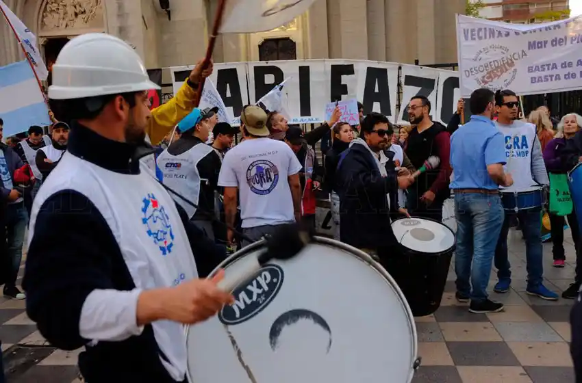 Un "ruidazo" contra los tarifazos se escuchó frente a la Catedral