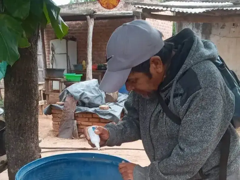 Instan a la población a eliminar recipientes
que pueden ser criaderos de mosquitos