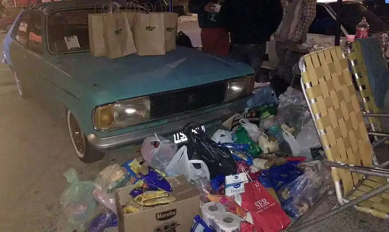 Encuentro de autos: buena colecta de ropa y alimentos