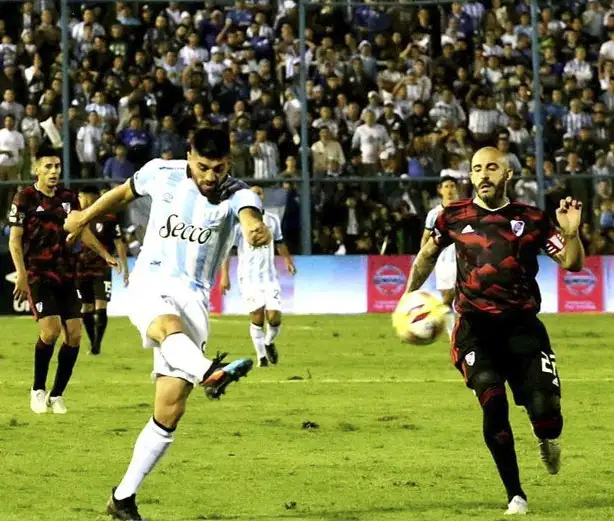 Atlético le dio un duro  golpe a River en Tucumán