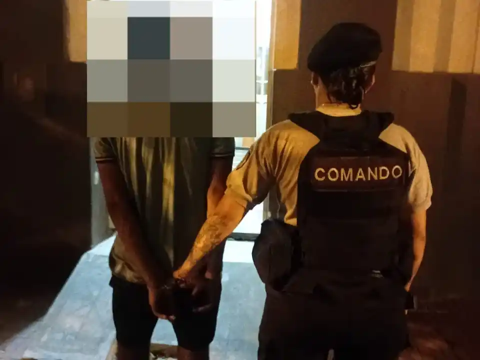 Se metió en una casa saltando un tapial y fue atrapado por el dueño: lo retuvo hasta que llegó la policía