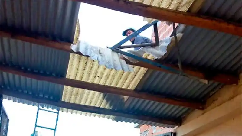 Un albañil cayó al vacío desde seis metros de altura y atravesó el techo de un garage