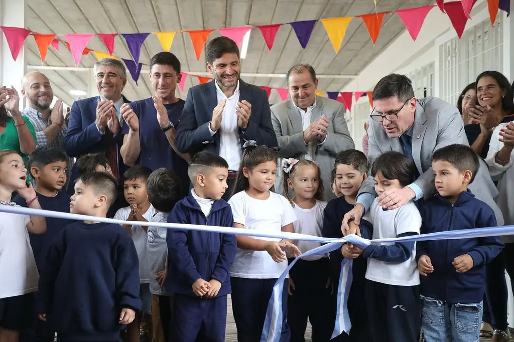 Corte de cintas en el marco de la inauguración de un nuevo edificio escolar