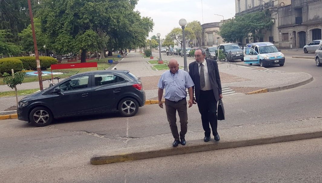 Por qué el intendente Constantino llega sin custodia policial a las audiencias