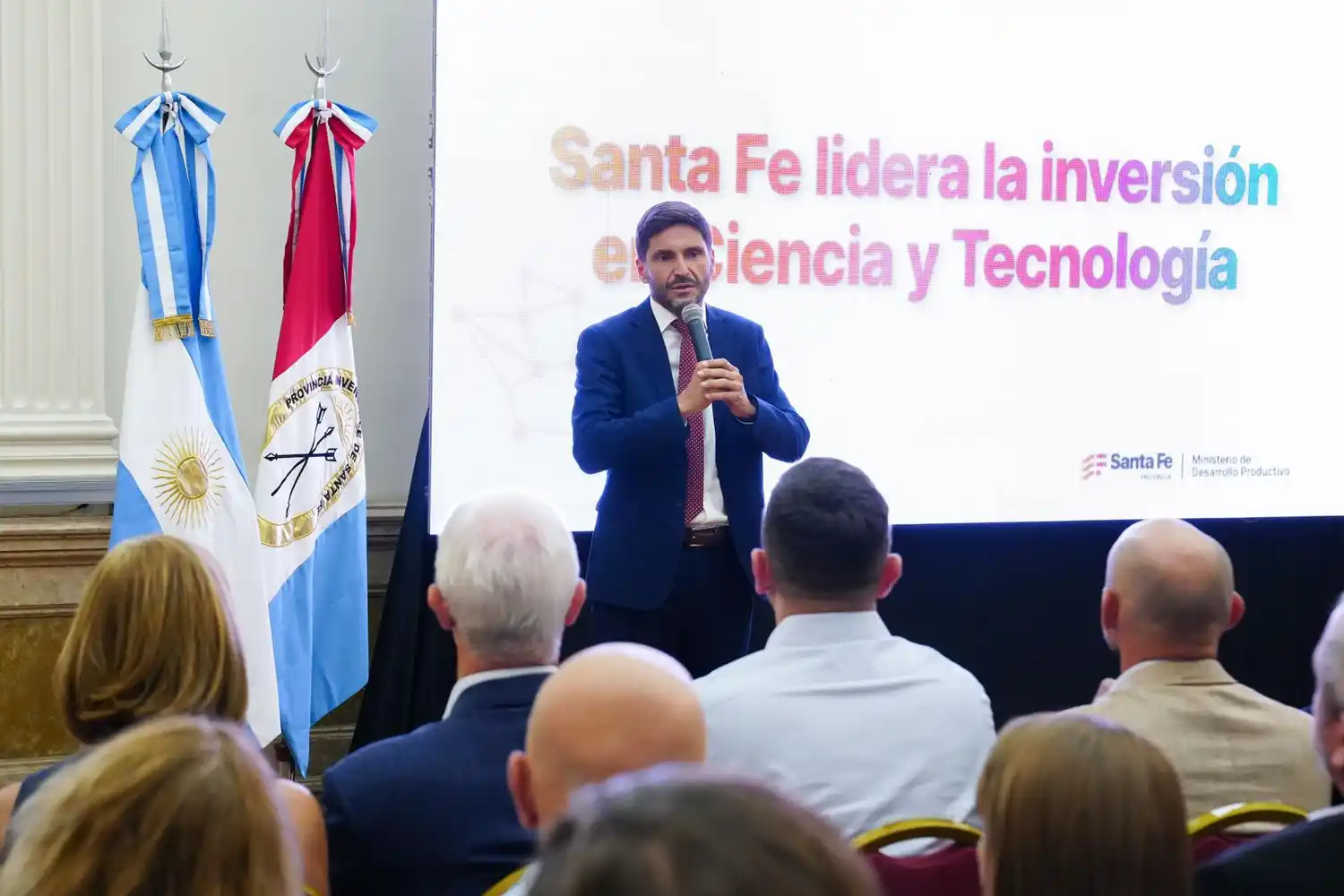 Pullaro encabezó la entrega de certificados a los proyectos de ciencia, tecnología e innovación seleccionados en la convocatoria Investigación Orientada 2025. Foto: GSF