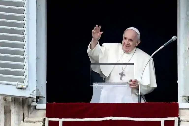 El papa Francisco saluda durante el rezo del Ángelus.