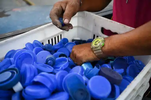 Cerca de una tonelada de desechos plásticos serán arte y no basura gracias a este mural de 270 metros sobre una pared de ladrillos junto a una concurrida avenida en Guatire, localidad de unos 180.000 habitantes a 50 kilómetros de Caracas. 