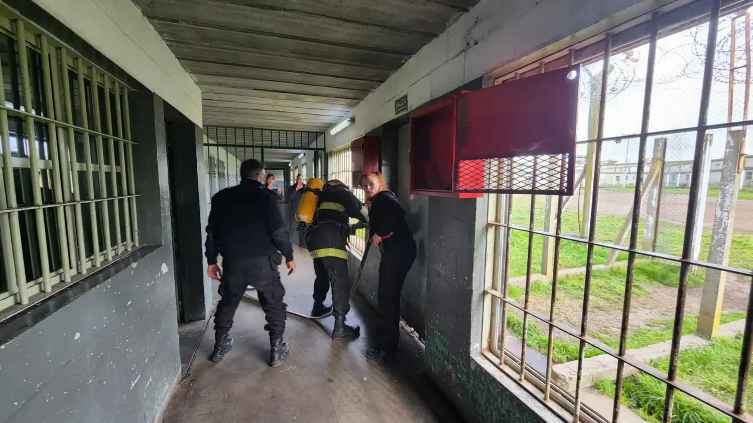 Se simuló la asistencia y evacuación de una persona alojada en el pabellón, lo que permitió evaluar la articulación y capacidad de respuesta de los equipos.