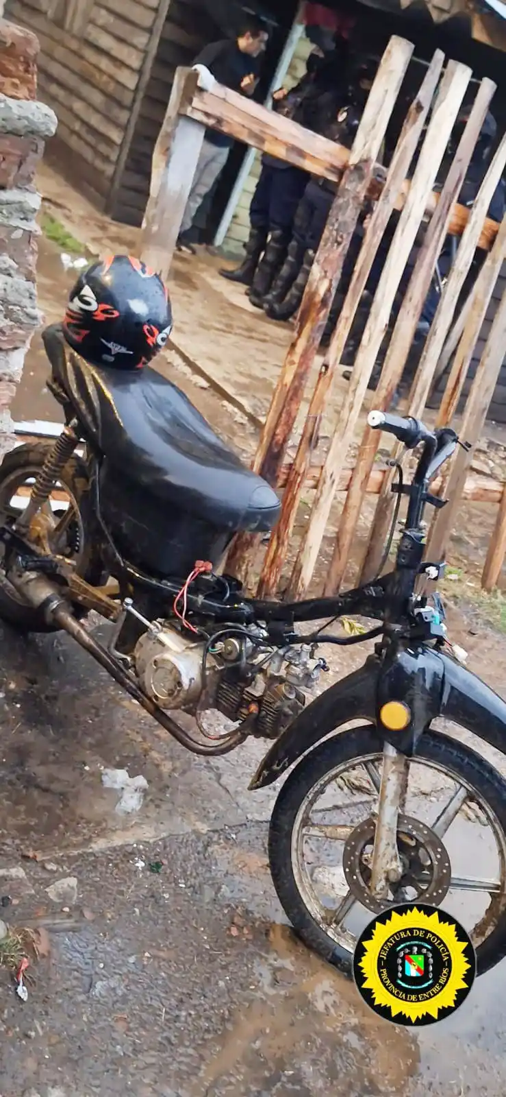 Secuestran cocaína, una motocicleta y detenidos en un allanamiento