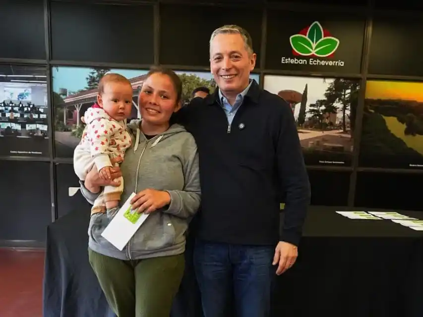 Esteban Echeverría: Gray entregó tarjetas del Plan Más Vida a 87 familias del distrito