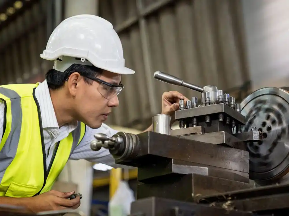 En febrero, el empleo industrial disminuyó un 3,8% interanual