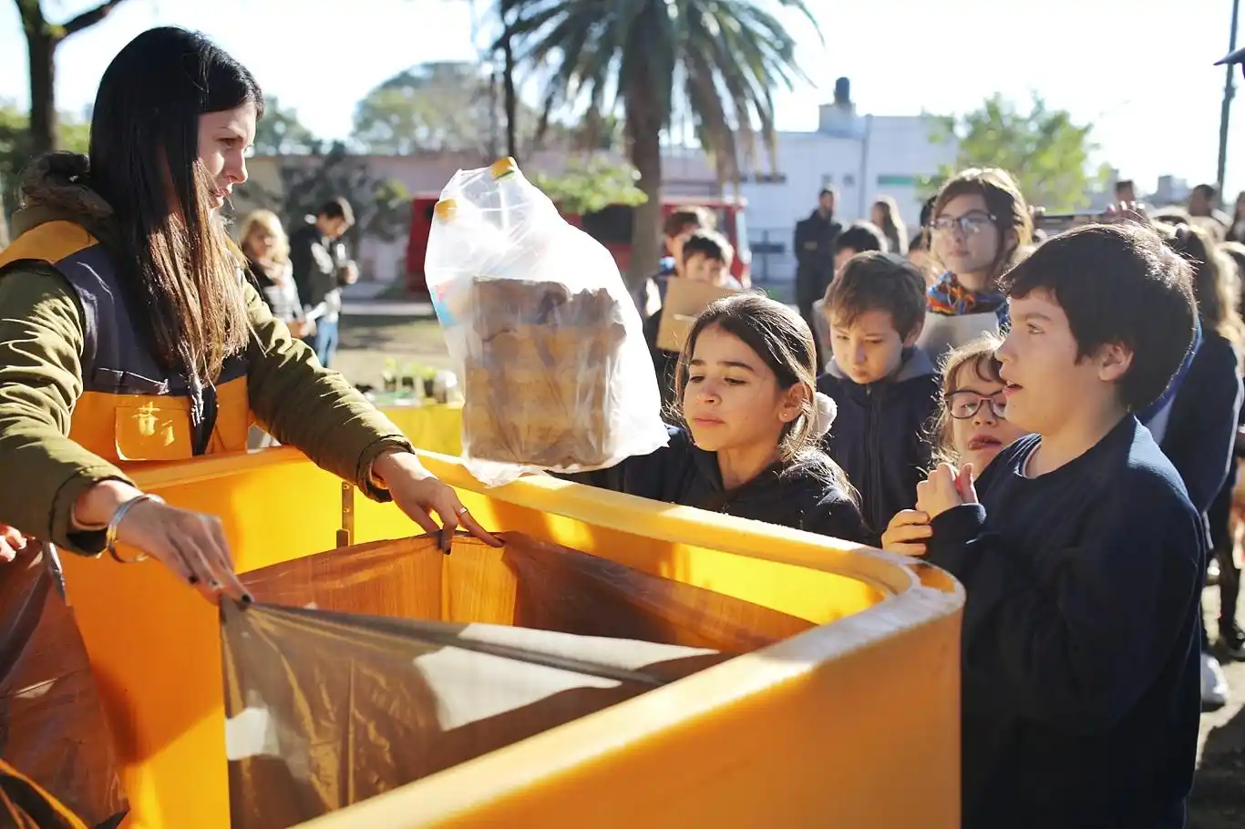 Barrio Sargento Cabral: vecinos y alumnos se sumaron a la jornada de ecocanje