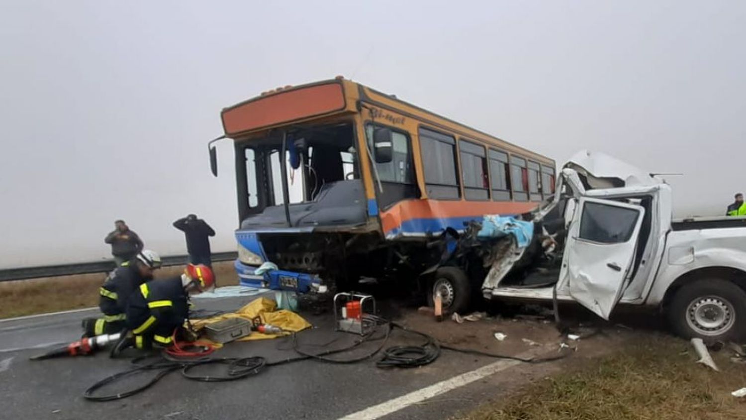 Un micro escolar y otros tres vehículos chocaron en la ruta 226